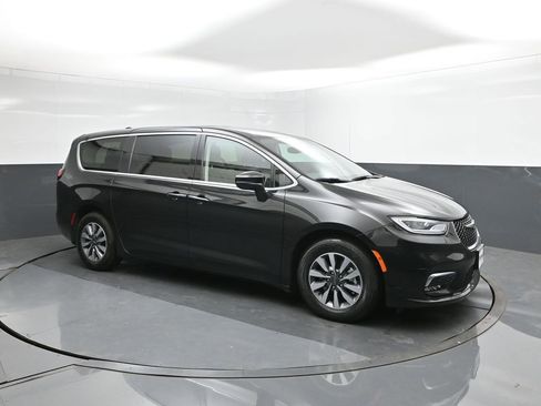Used 2023 Chrysler Pacifica Touring-L image 17