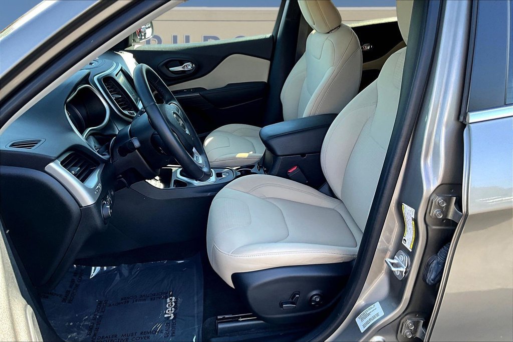 Used 2016 Jeep Cherokee Latitude w/ Comfort/Convenience Group FWD image 23