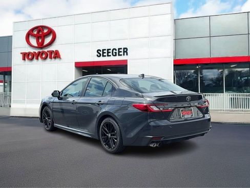 Used 2025 Toyota Camry SE FWD image 9