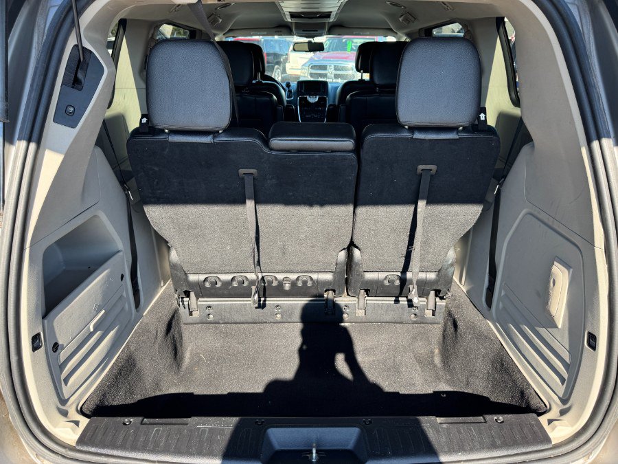 Used 2014 Chrysler Town & Country Touring FWD image 18
