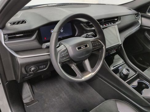 Certified 2024 Jeep Grand Cherokee L Altitude image 10