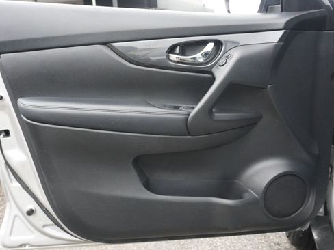 Used 2018 Nissan Rogue SV AWD/4WD image 18