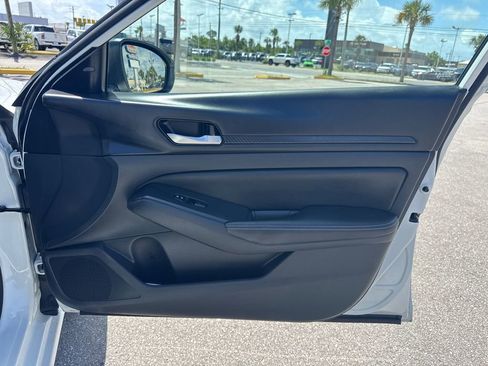 Used 2025 Nissan Altima 2.5 SV FWD image 17