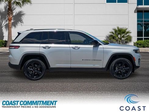 Used 2023 Jeep Grand Cherokee Altitude RWD image 6