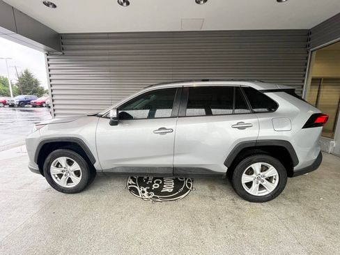 Used 2021 Toyota RAV4 XLE w/ Convenience Package FWD image 8