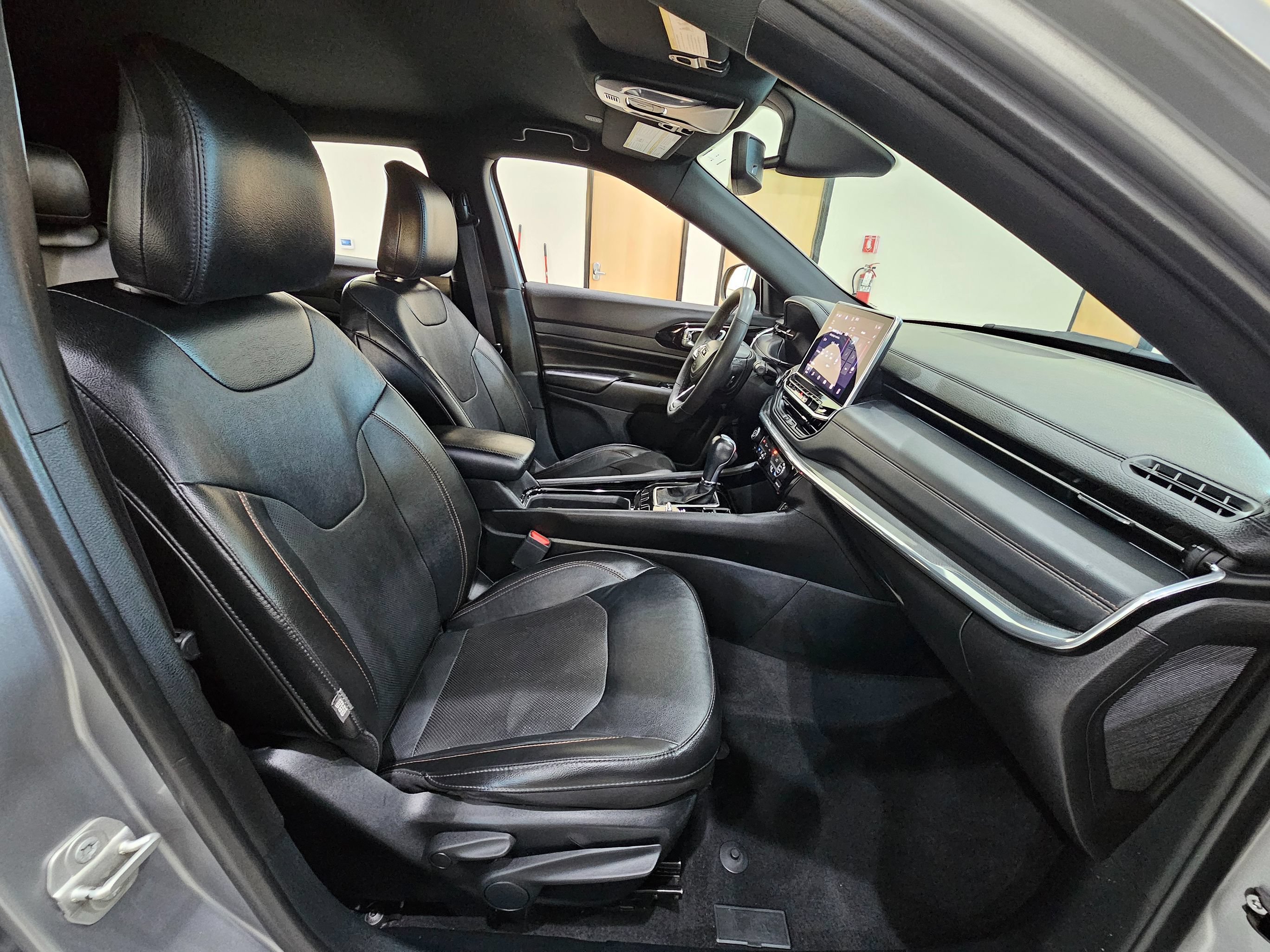 Used 2023 Jeep Compass Limited AWD/4WD image 35