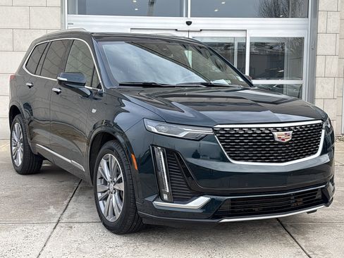 Used 2025 Cadillac XT6 Premium Luxury image 2