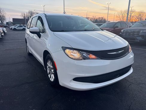 Used 2023 Chrysler Voyager LX image 4