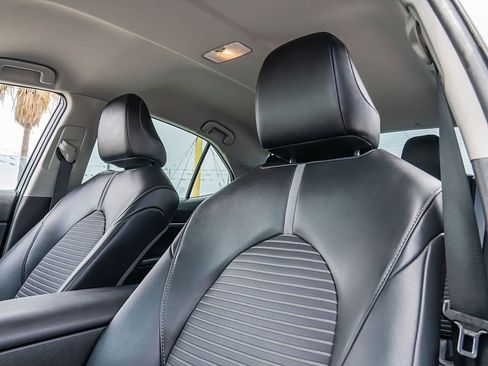 Used 2020 Toyota Camry SE image 24