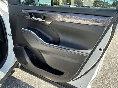 Used 2023 Toyota Highlander Platinum image 24