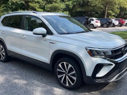 Used 2024 Volkswagen Taos SE FWD image 2