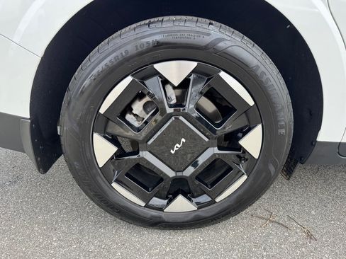 Used 2025 Kia Carnival EX FWD image 27
