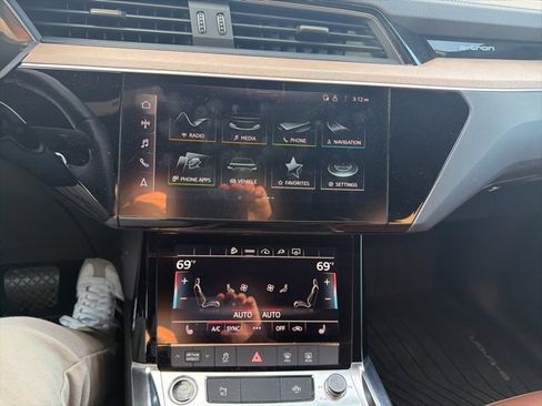 Certified 2024 Audi Q8 e-tron Premium image 8