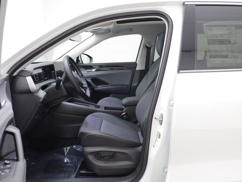 New 2026 Volkswagen Tiguan SE image 5