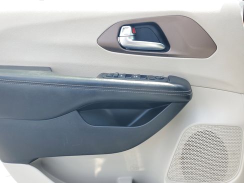 Used 2022 Chrysler Voyager LX image 15