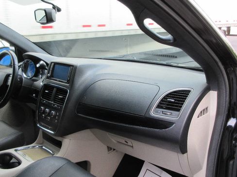 Used 2017 Dodge Grand Caravan SXT FWD image 26