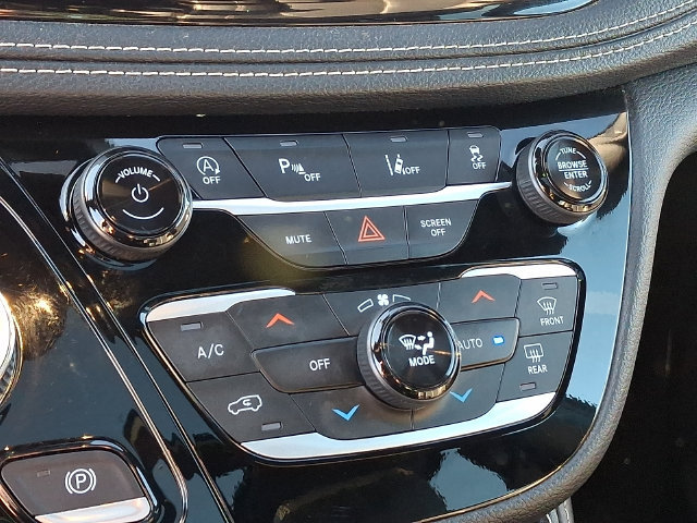 Used 2025 Chrysler Pacifica Limited FWD image 17