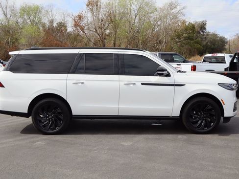 Used 2025 Lincoln Navigator L Reserve w/ Jet Appearance Package image 9