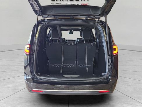 Used 2026 Chrysler Pacifica Limited image 30