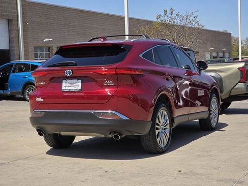 Used 2022 Toyota Venza XLE image 4