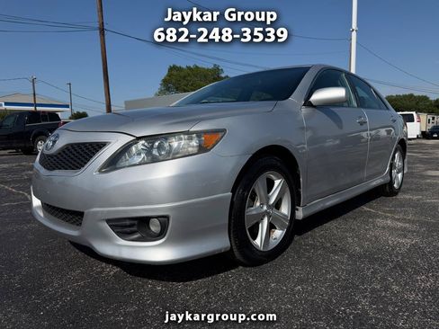 Used 2011 Toyota Camry SE FWD image 1