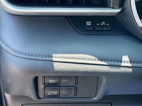Used 2020 Toyota Highlander XLE FWD image 8