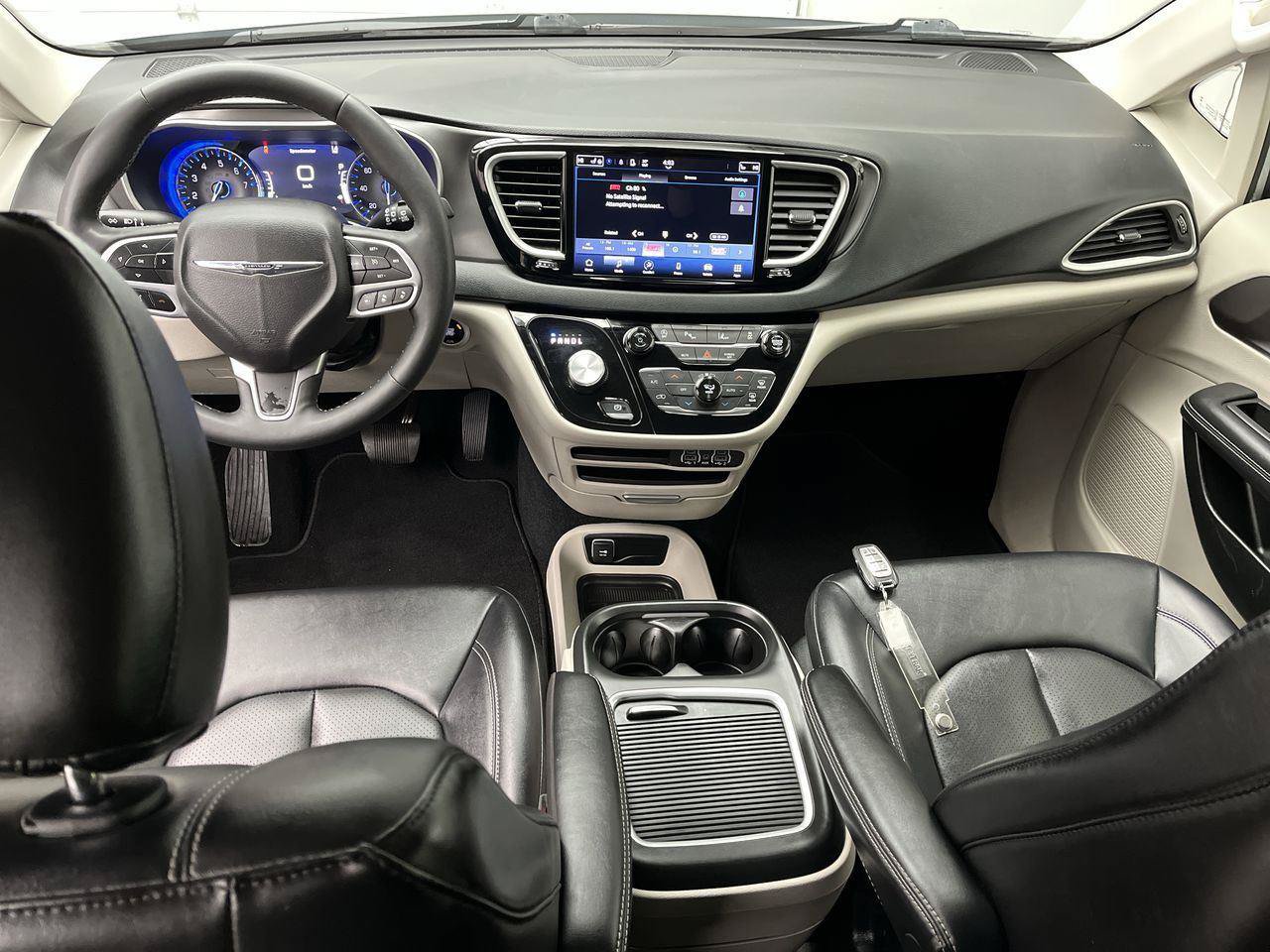 Used 2024 Chrysler Pacifica Touring-L FWD image 4