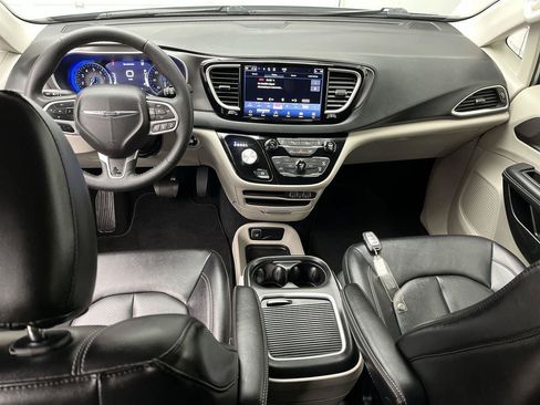 Used 2024 Chrysler Pacifica Touring-L FWD image 4