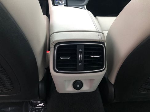 Used 2023 Genesis G70 2.0T image 28