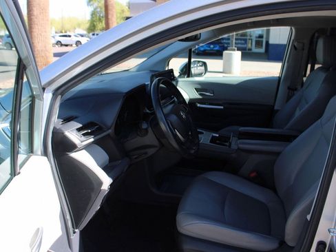 Used 2024 Toyota Sienna XLE FWD image 9