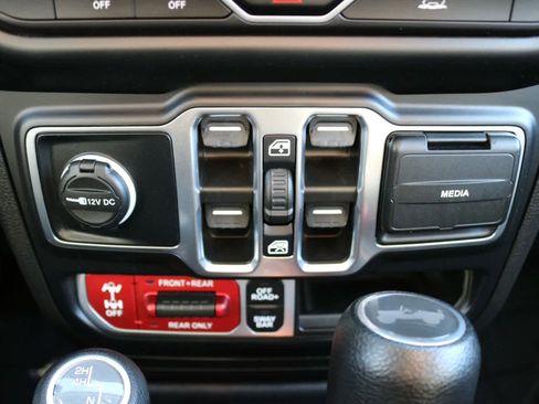 Used 2023 Jeep Wrangler Rubicon image 17