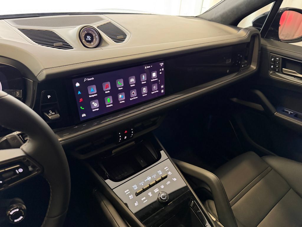 Certified 2025 Porsche Cayenne Turbo AWD/4WD image 18