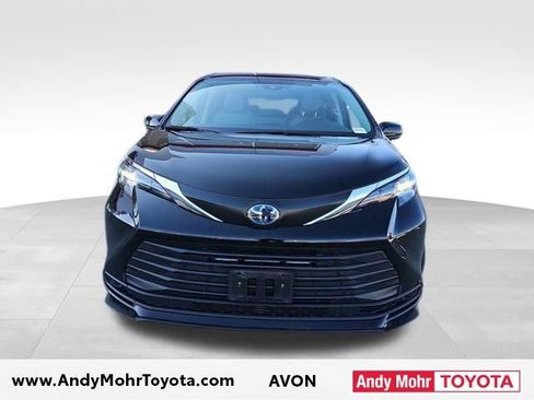 Used 2024 Toyota Sienna LE image 3