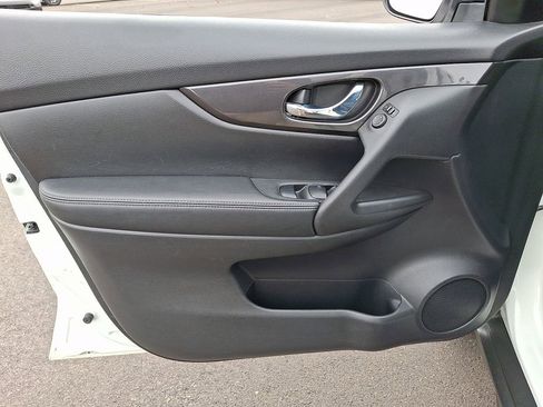 Used 2018 Nissan Rogue SV image 13