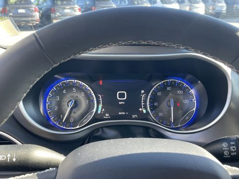 Used 2024 Chrysler Pacifica Touring-L image 12