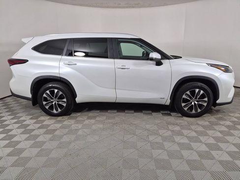 Used 2025 Toyota Highlander XLE AWD/4WD image 2