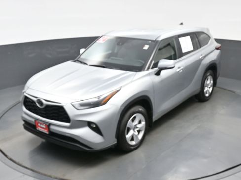 Used 2024 Toyota Highlander LE AWD/4WD image 36
