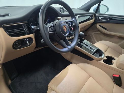 Certified 2025 Porsche Macan image 4