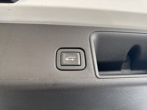 Used 2023 GMC Terrain SLE w/ Driver Convenience Package image 32