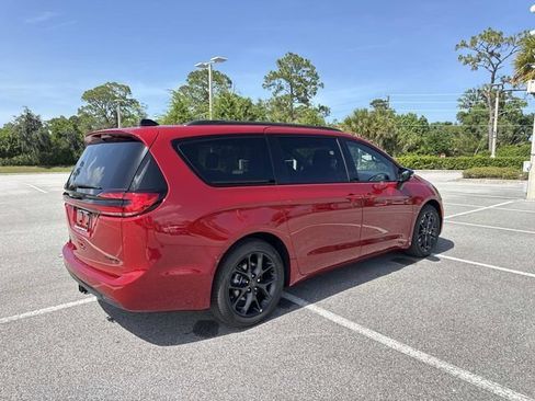 New 2027 Chrysler Pacifica Limited FWD image 3