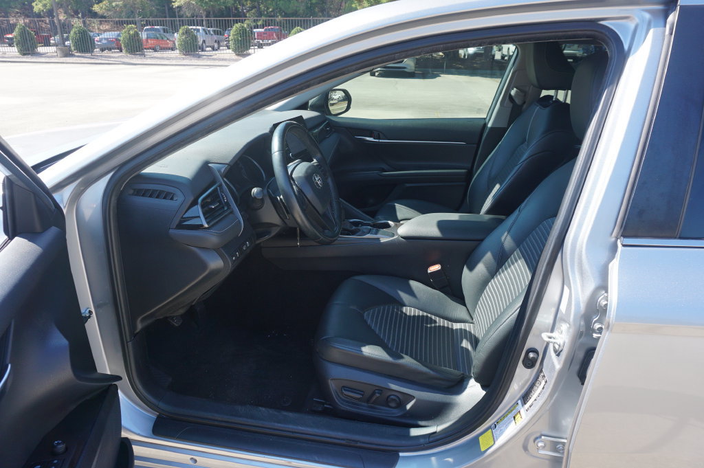 Used 2022 Toyota Camry SE FWD image 2