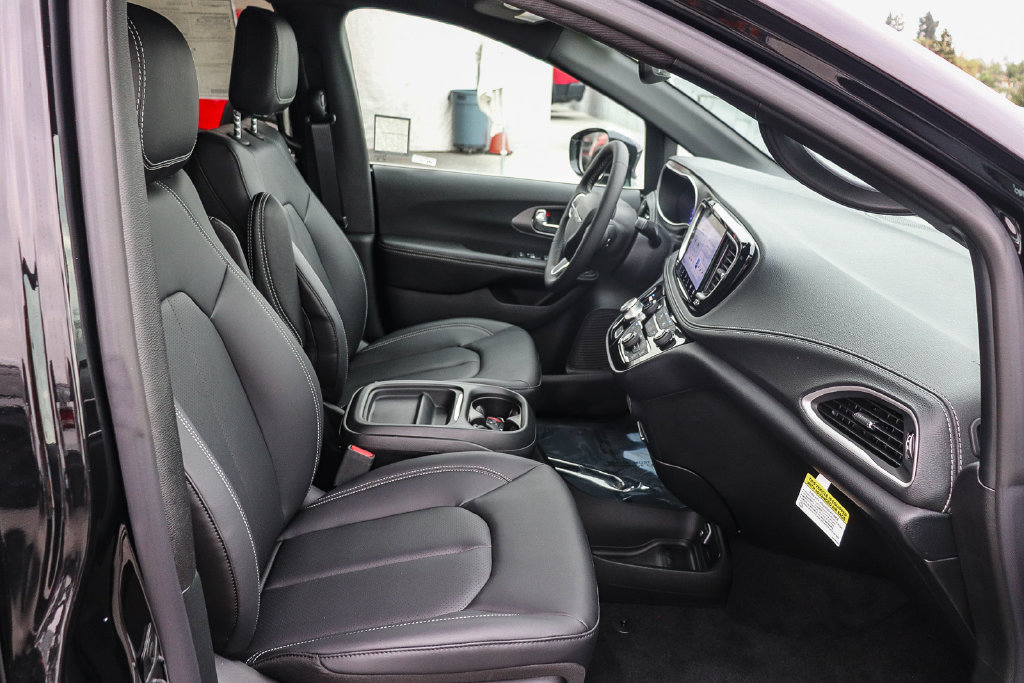 New 2027 Chrysler Pacifica Select FWD image 18