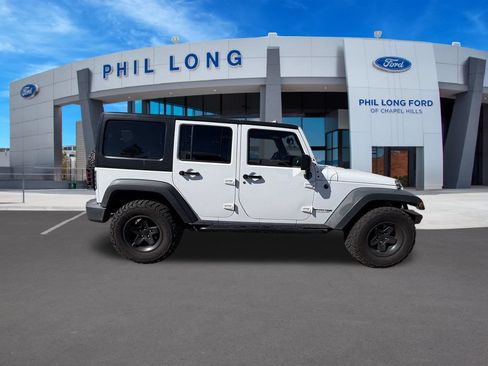 Used 2018 Jeep Wrangler Unlimited Rubicon w/ Connectivity Group AWD/4WD image 7