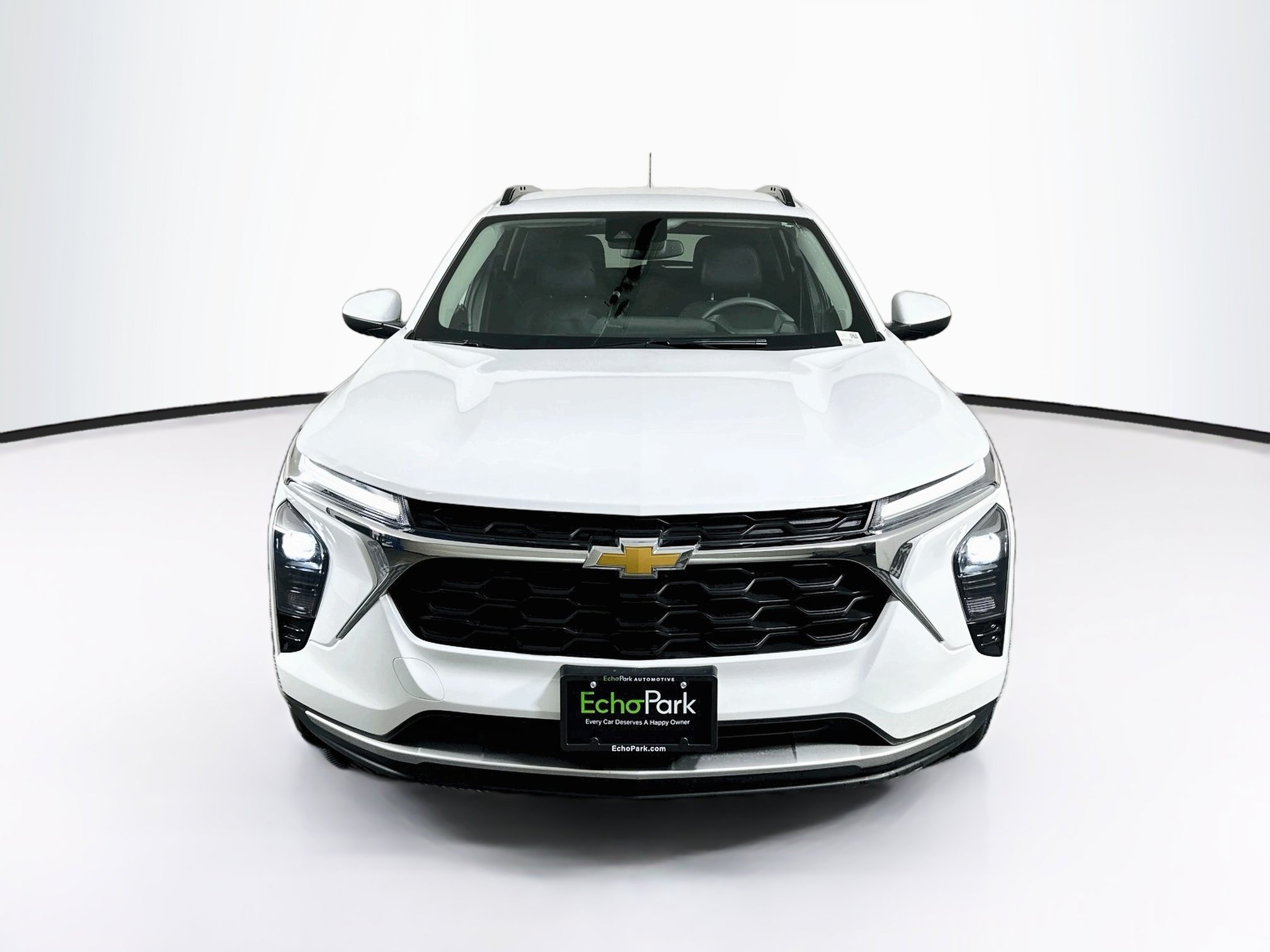 Used 2025 Chevrolet Trax LT FWD image 2