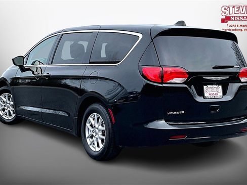 Used 2022 Chrysler Voyager LX image 4