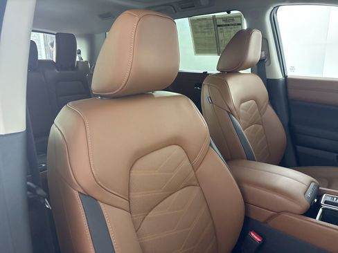 Used 2025 Nissan Pathfinder Platinum image 31