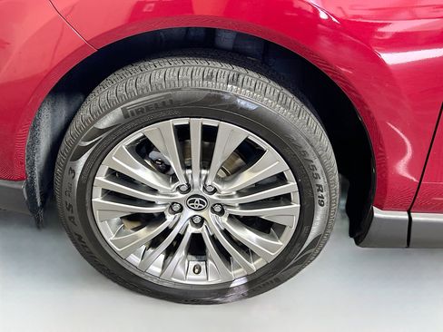 Used 2021 Toyota Venza XLE w/ Softex Package image 13