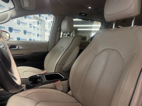 Used 2018 Chrysler Pacifica Limited w/ Advanced Safetytec Group FWD image 8