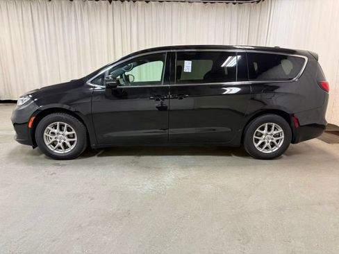 Used 2025 Chrysler Pacifica Select FWD image 9