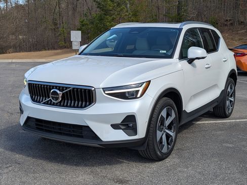 Used 2024 Volvo XC40 B5 Plus image 5